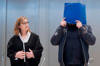 Niels Högel döljer sitt ansikte när han och hans advokat Ulrike Baumann anländer till rättegången i Oldenburg, Tyskland, på tisdagsmorgonen.