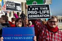 ”Pro life”-demonstranter som vill förbjuda abort utanför högsta domstolen i Washington i januari 2019.