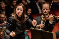Joana Carneiro dirigerar med inlevelse i Stockholms konserthus.