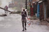 En man i den indiska delstaten Odisha när cyklonen Amphan dragit in över land på onsdagen.