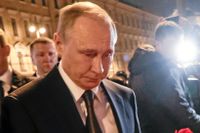 Rysslands president Vladimir Putin hedrar offren för dådet med blommor. 