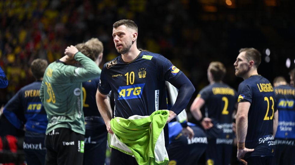 De svenska spelarna med Niclas Ekberg deppar efter förlusten.