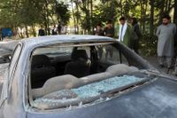 Våldet i Afghanistan har eskalerat den senaste tiden. På bilden syns en bil som skadats efter en explosion i Kabul under söndagen.