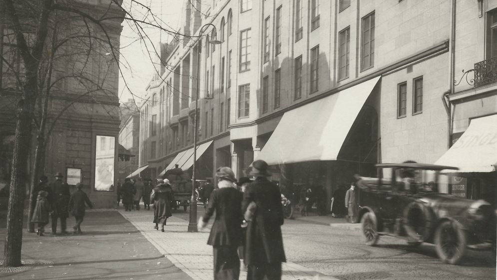 Bild tagen av Kerstin Oddsdotters farfar Oscar Lundkvist strax efter flytten till Hamngatan 1915. NK på höger sida.