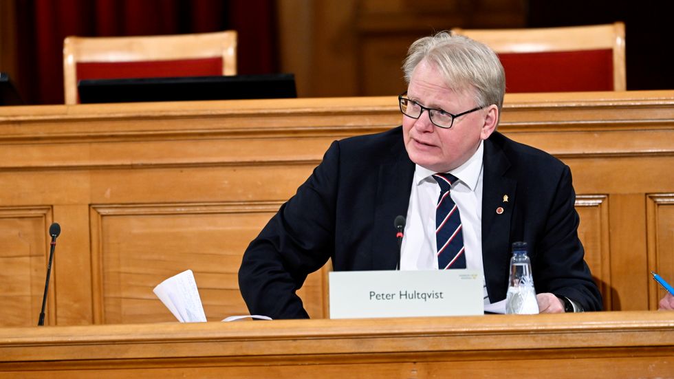 Försvarsminister Peter Hultqvist (S) frågas ut i riksdagens konstitutionsutskott.