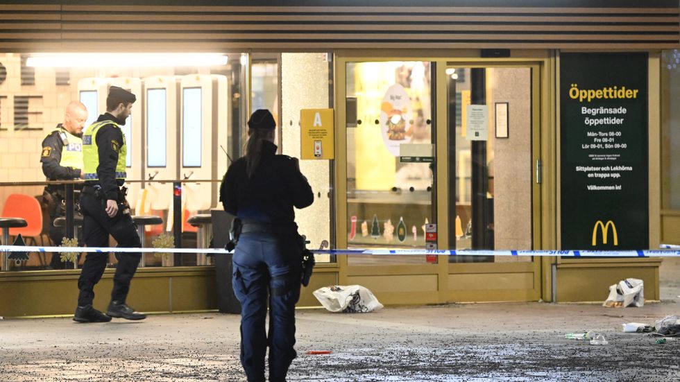 Poliser på plats där tre personer har skadats i en skottlossning i Vällingby i nordvästra Stockholm.