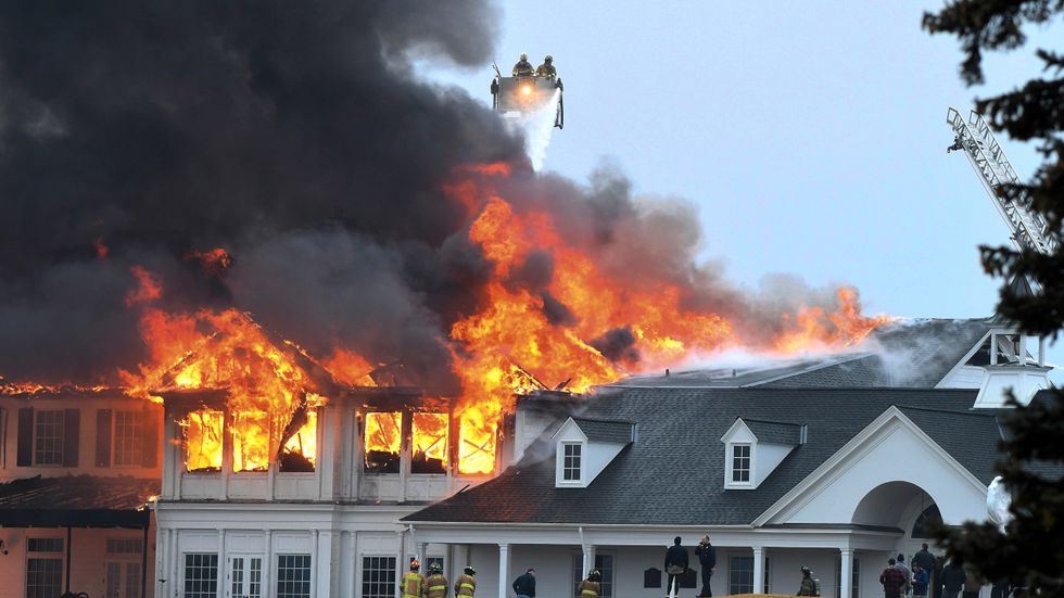 En omfattande brand har svept genom klubbhuset på den anrika golfklubben Oakland Hills.