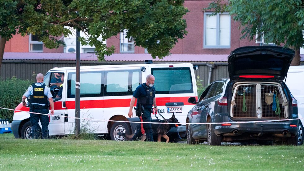 Polis på plats efter att två människor skjutits ihjäl i en svenskregistrerad bil utanför Köpenhamn förra sommaren.