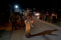 En indisk polis i Srinagar, som skakades av en självmordsattack förra veckan. Indien har placerat ytterligare tusentals poliser och soldater i området.