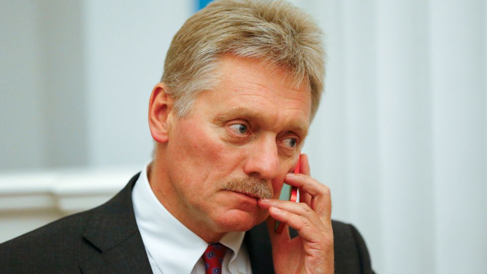 Kremls talesperson Dmitrij Peskov avfärdar tanken på en rysk invasion av Ukraina som "vansinnig".