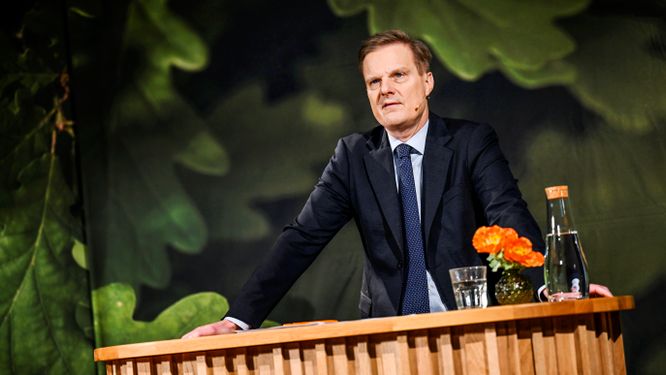 Swedbanks vd och koncernchef Jens Henriksson presenterar bankens delårsrapport. 