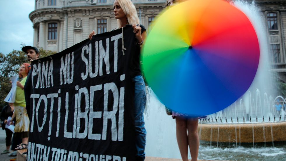 Aktivister i Rumäniens huvudstad Bukarest protesterar mot den nära förestående folkomröstningen om en föreslagen lagändring som gör det omöjligt för homosexuella par att gifta sig. Arkivbild.