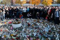 Vid 14-tiden på söndagen hölls en tyst minut vid minnesplatsen utanför fritidsgården på Kronan skolan i Trollhättan.