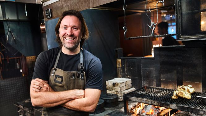 Niklas Ekstedt har grillat hemma sedan barnsben. 2011 invigde han restaurangen Ekstedt där all matlagning sker över öppen eld.
