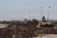Turkiska och irakiska regeringssoldater i en gemensam militärövning i Silopi, vid gränsen mot irakiska Kurdistan, två dagar efter omröstningen om självstyre i den självstyrande kurdiska regionen.