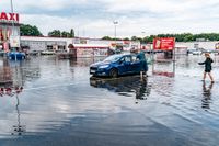 FN:s klimatpanel slår nu fast att extremvädren kan kopplas till mänskliga aktiviteter. Bilden är från en översvämning  i Kristianstad den 28 juli. 