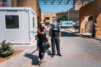 Det allmänna sjukhuset på Rhodos har infört strikta åtgärder på grund av pandemin. Restriktionerna gäller bland annat vem som släpps in på området och alla behöver få sin temperatur kontrollerad.