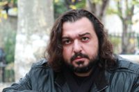 Hakan Günday (född 1976) bor idag i Istanbul. Han är författare till åtta romaner och omnämns ofta som den turkiska samtidslitteraturens enfant terrible. 