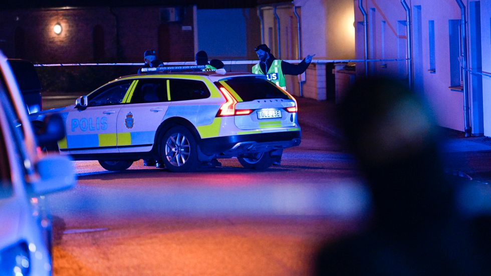 En man hittades med en misstänkt skottskada utomhus i centrala Hörby strax efter klockan 22 på torsdagen.
