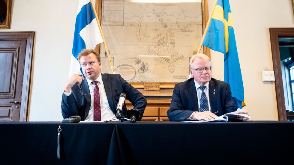 Försvarsminister Peter Hultqvist tar emot Finlands försvarsminister Antti Kaikkonen, 2019. 