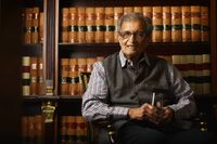Amartya Sen föddes 1933 i Santiniketan i den indiska delstaten Västbengalen och är verksam vid Harvard-universitetet i Cambridge, USA.