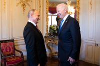 Två leende presidenter, Vladimir Putin och Joe Biden. 