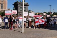 Svensk-belarusier demonstrerar på Gustav Adolfs torg mot våldet i Belarus. 