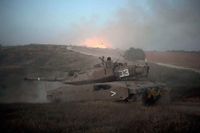 En israelisk stridsvagn intar position vid gränsen mot Gaza.