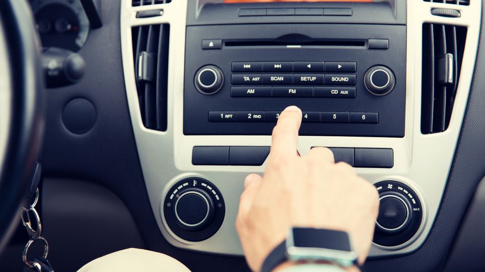 ”Jag lyssnar på musik i bilen, men byter låtar varje minut”, skriver en läsare. (arkivbild)