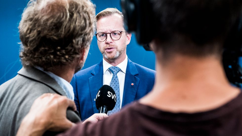 Inrikesminister Mikael Damberg (S) tror att gängvåldet kommer att minska inom det kommande halvåret.