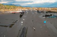 Båtar åker längs den översvämmade motorvägen Highway 1 i staden Abbotsford, öster om Vancouver i British Columbia.