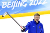 Finlands förbundskapten Jukka Jalonen har fått två avbräck inför hockeyturneringen i OS.