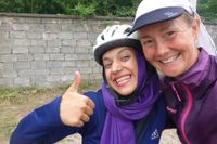 Under sin färd genom Iran möter Kristina Paltén den kvinnliga cyklisten Marziye.