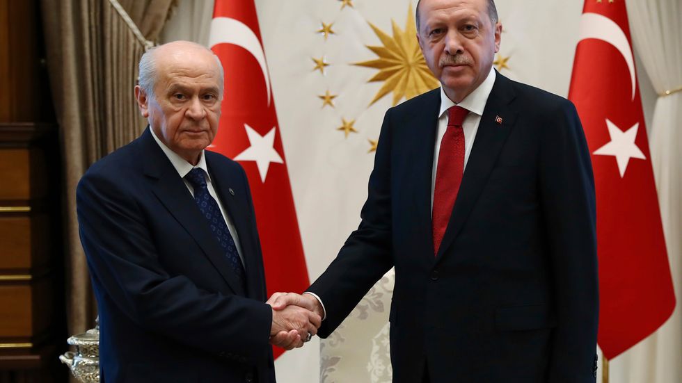 MHP:s partiledare Devlet Bahceli (till vänster) tillsammans med Turkiets president Recep Tayyip Erdogan.