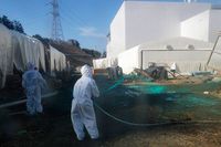 Arbetare vid kärnkraftverket i Fukushima försökte begränsa skadorna genom att spruta ut konstgjort lim på marken.