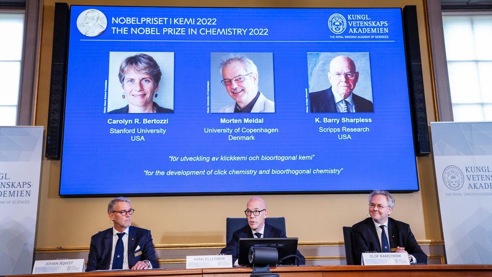Vetenskapsakademiens ständige sekreterare tillkännager vinnarna av 2022 års Nobelpris i kemi.