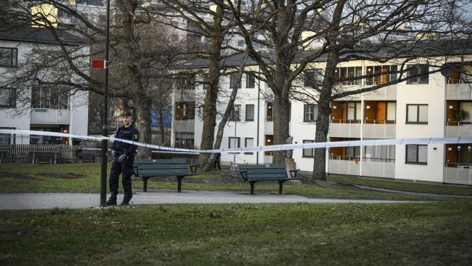 Skottlossningar, som här i Skärholmen i april i år, liksom droghandel och sprängningar påverkar bostadspriser.