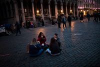 Några spanska Erasmusstudenter äter våfflor i Bryssel under ett evenemang tidigare i höstas. Arkivbild.
