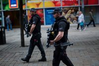 Tungt beväpnad polis patrullerar gatorna i centrala Manchester sedan hotnivån i Storbritannien höjts till ”kritisk”, den högsta nivån som betyder att en attack kan vara omedelbart förestående.