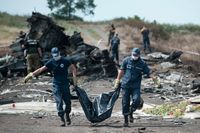Ryssland är skyldigt till nedskjutningen av MH17 2014, här ukrainska hjälparbetare med ett av 298 offer.
