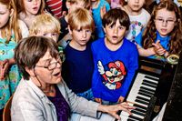 På fritidshemmet Stubben på Kungsholmen tränar 6-åringarna i förskoleklassen på ”Sommarschlager”, som deras musik- och rytmiklärare Camilla Roll skrivit till barnen.