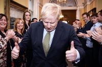 Boris Johnson jublar över valsegern – men nu väntar nya utmaningar.
