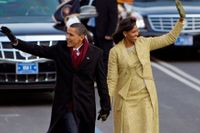 Barack och Michelle Obama på väg till Vita huset i januari 2009.