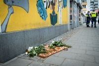 Blommor och ljus vid en mordplats i Husby den 1 juni 2021.