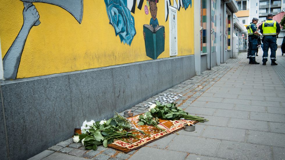 Blommor och ljus vid en mordplats i Husby den 1 juni 2021.