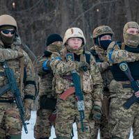 Ukrainska soldater utanför Charkiv på fredagen.