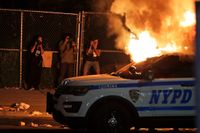 En brinnande polisbil i Brooklyn.