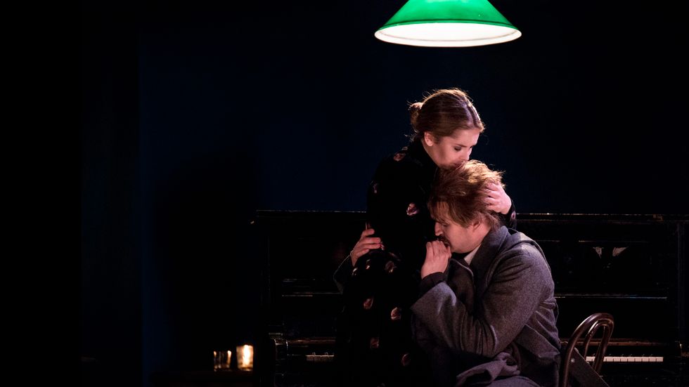 Yana Kleyn i rollen som Mimi och Daniel Johansson som August Strindberg (Rodolfo) i den skandinaviska versionen av ”La bohème” regisserad av José Cura.