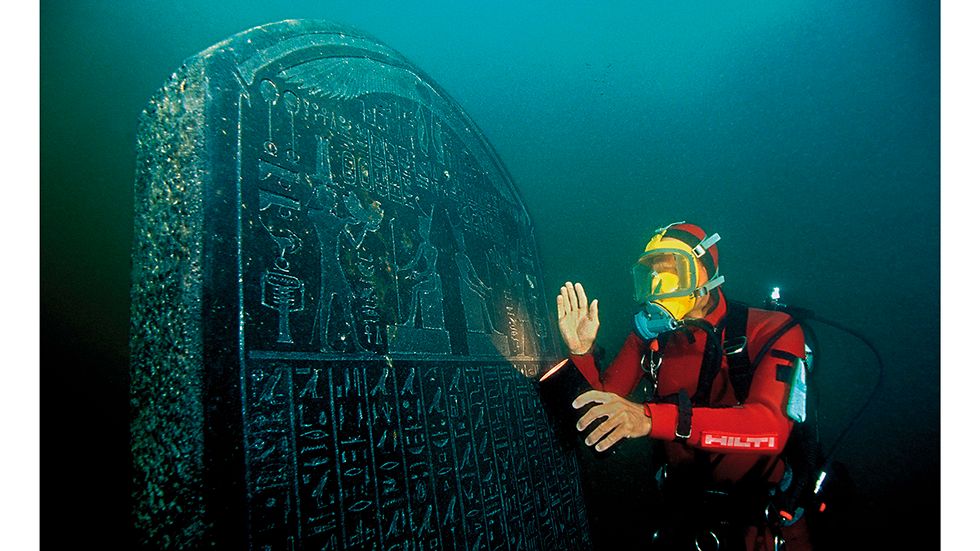 Stelen med det kungliga påbudet av Sais bärgas i havet på platsen för den antika staden Thonis Heraklion nära Nilens mynning i Medelhavet.