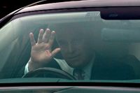 Prins Andrew lämnar sitt hem i Windsor i en bild från den 21 november.